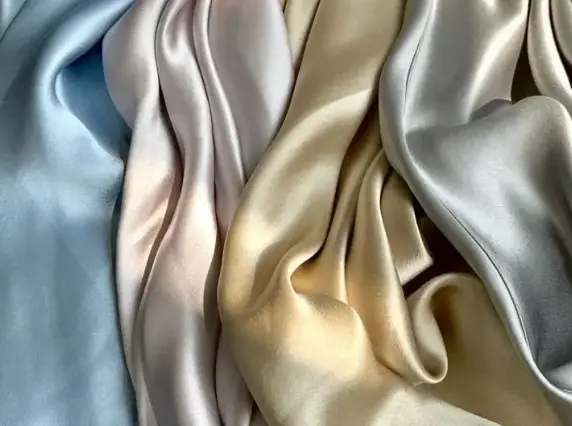 ¿Qué es exactamente la tela de acetato que está arrasando en Internet?