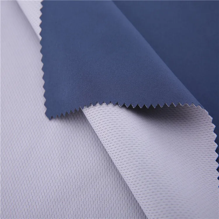 Tela Softshell que absorbe la humedad.